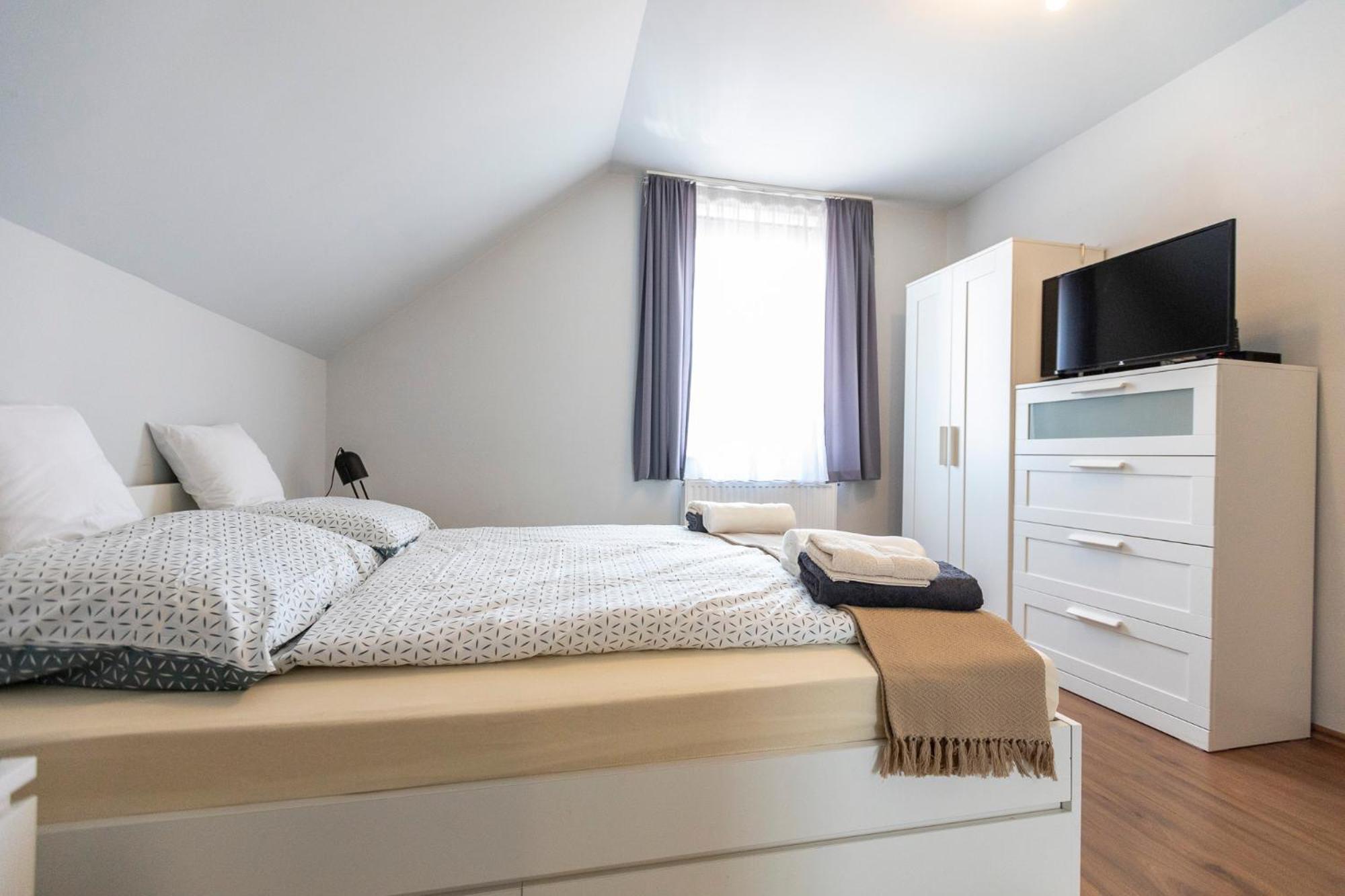 Park Apartman Sarrod Exterior photo